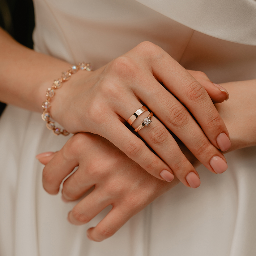 На какой руке носят обручальное и помолвочное кольцо: на какой палец надевают кольцо женщине в России