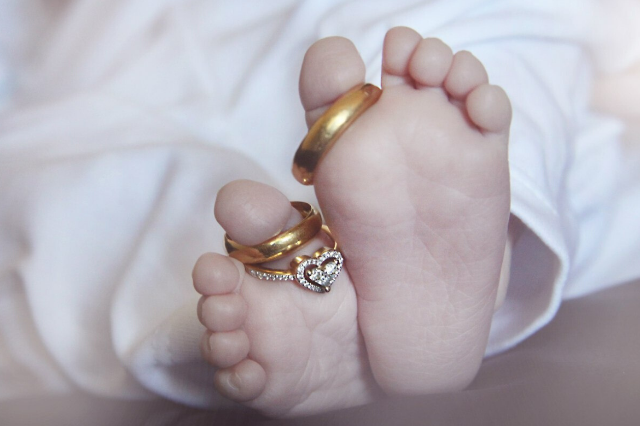 Золотые пальчики. Ювелирные украшения на рождение ребенка. Пяточки младенца. Кольцо с ножками малыша. Кольцона на рождение ребенка.