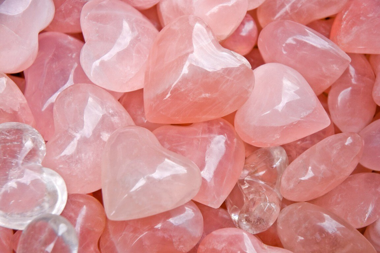 Розовый прозрачный камень. Розовый кварц камень. Полудрагоценные камни розовый кварц. САМОЦВЕТ розовый кварц.