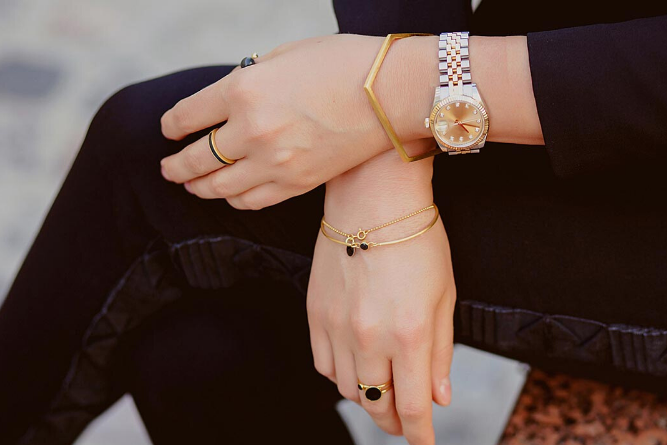 Надеты кольца золотые. Стильные браслеты для женщин. Браслет на руку женский. Часы браслет. Часы и браслет на одной руке.