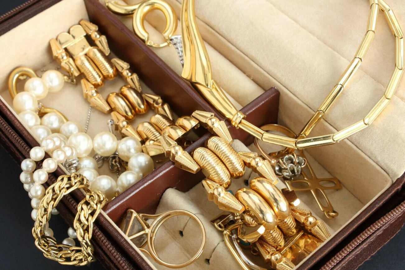 Золотые украшения. Ювелирные изделия золото. Ювелирные украшения золото в шкатулке. Драгоценности и предметы роскоши.