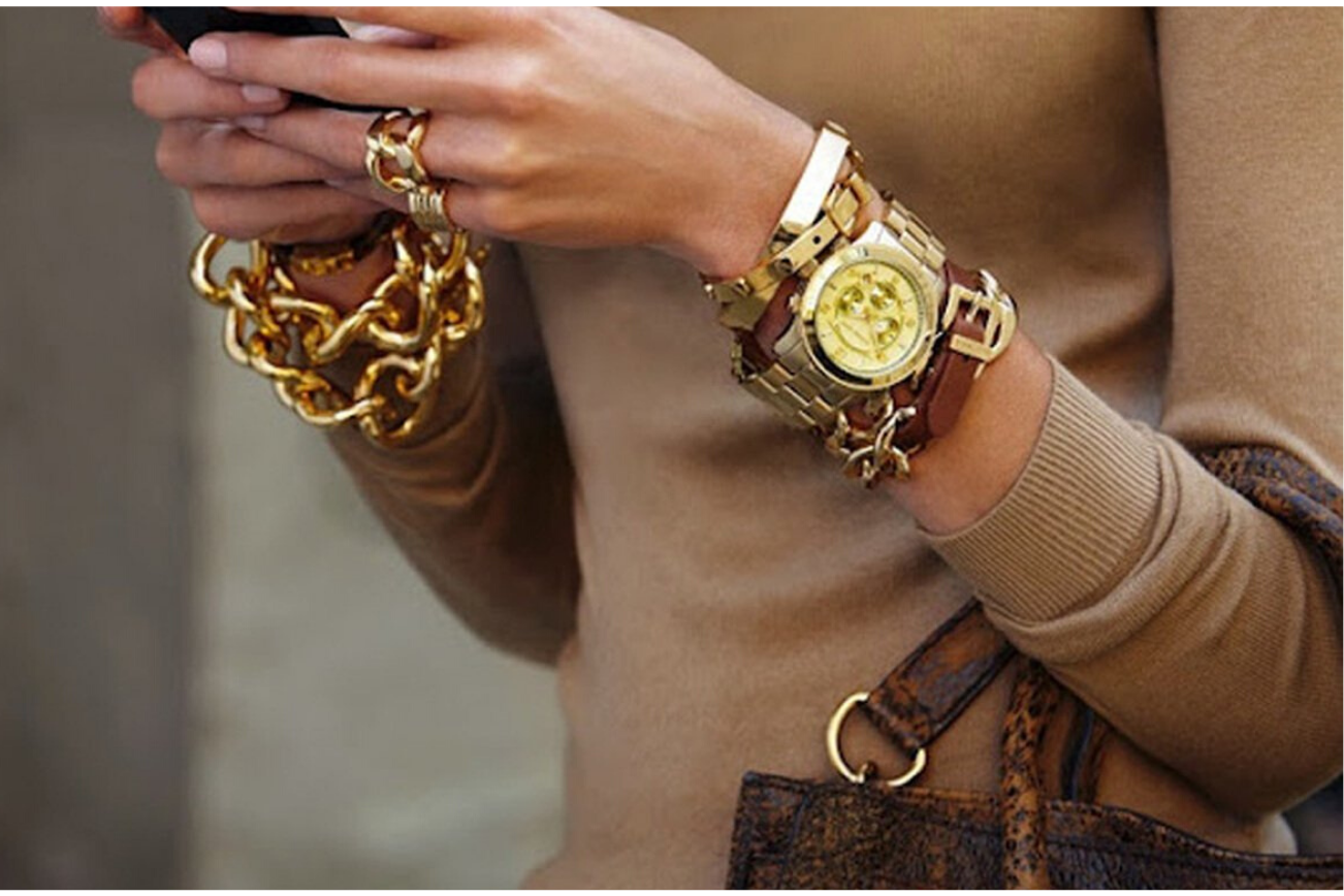 Как правильно надевать часы. Стильные женские часы. Модные женские часы. Стильные модные браслеты.