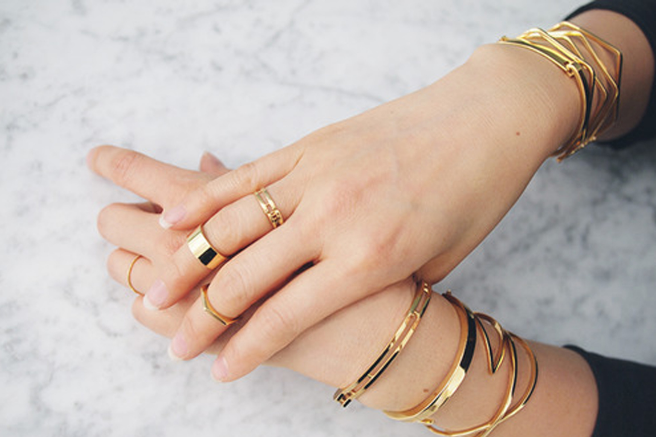 Браслет золотой кольцо. Стильные браслеты. Золотой браслет на руке. Браслет из золота. Модные браслеты.