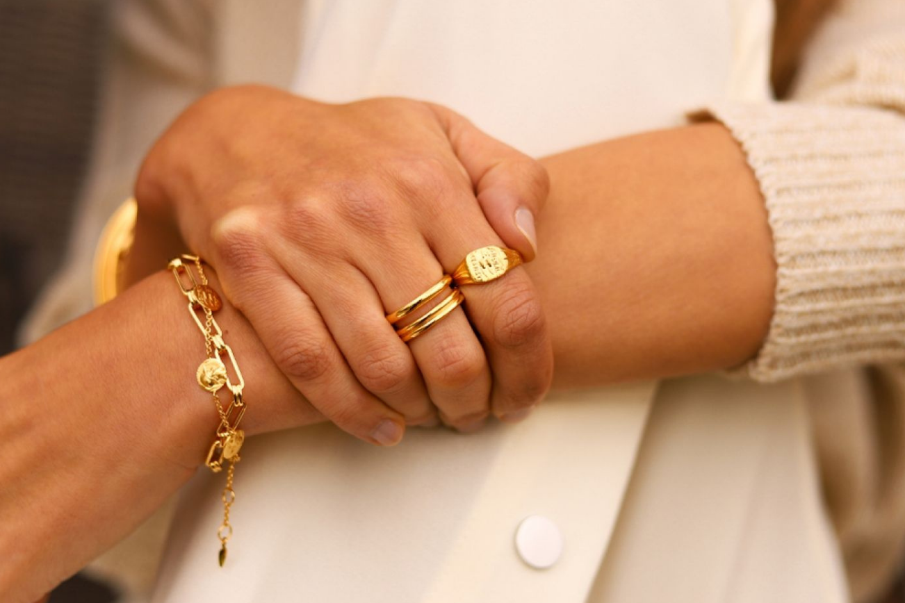 Дарить золотое кольцо. Золотые украшения. Золотые украшения на руке. Модные золотые украшения. Модные золотые кольца.