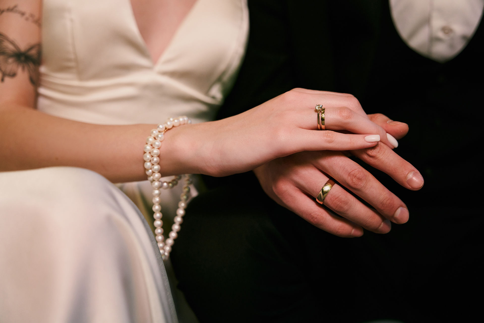 На какой руке носить обручальное кольцо вдове. На какую руку надевают обручальное кольцо. Как сочетать помолвочное и обручальное кольцо. Вдова на какой руке должна носить обручальное кольцо. На какой руке носится обручальное кольцо в России.