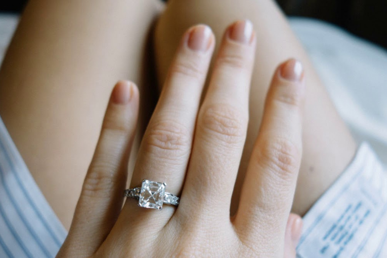 Кольцо Тиффани 2020. Tiffany Double Hallo Emerald кольцо помолвочное. Кольцо Тиффани помолвочное модель. Тиффани помолвочное и обручальное. К чему снится обручальное кольцо мужа
