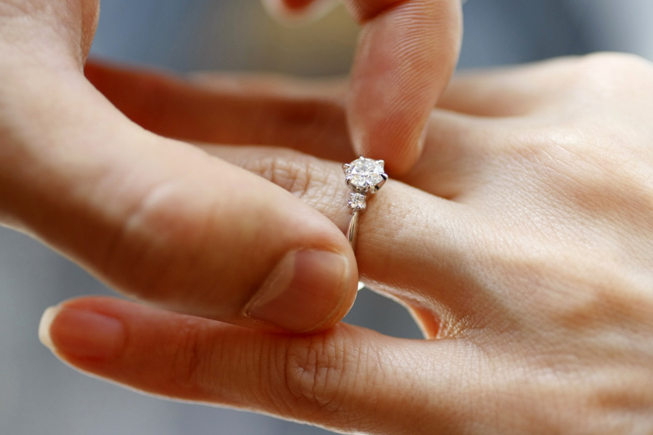Дарить золотое кольцо. Надевает кольцо на палец. Кольцо для предложения девушке. Обручальное кольцо на пальце. Помолвочное кольцо на пальце.