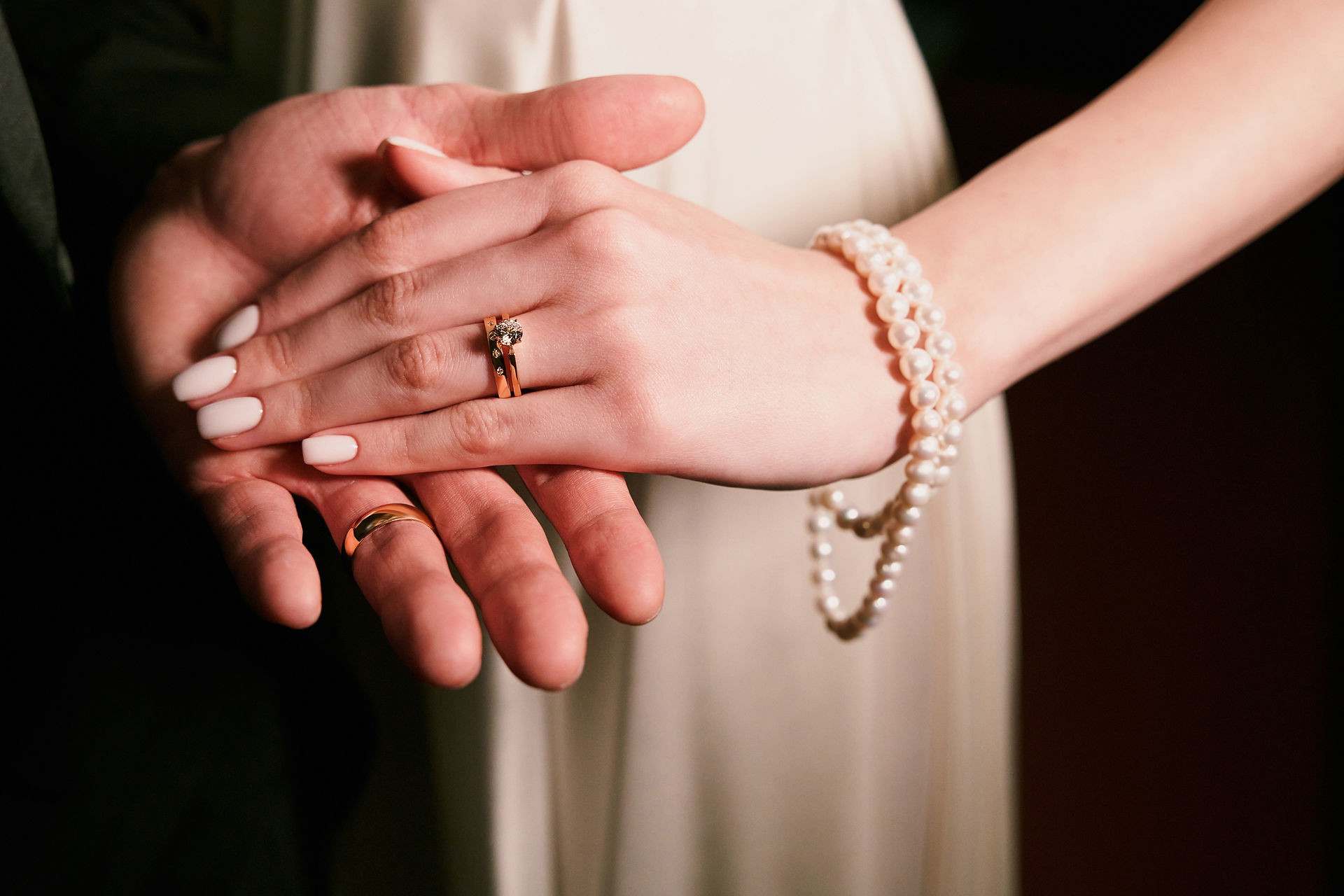 На какой руке носят обручальное и помолвочное кольцо: на какой палецнадевают кольцо женщине в России