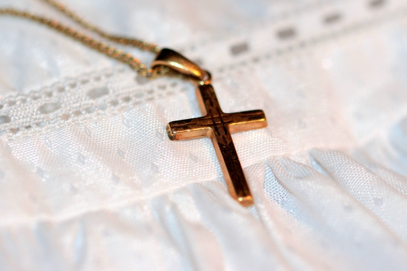 Крестильный крестик. Католический крестик нательный. Крестик золотой. Красивый крестик. Как называется песня золотые кресты